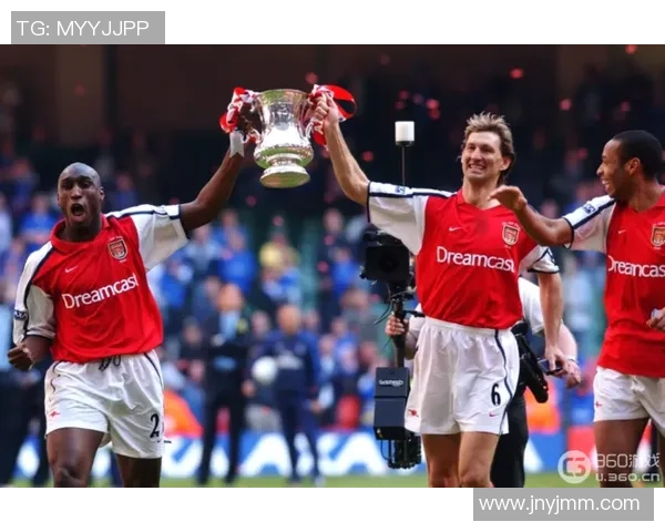 足球巨星赛场激战后携手碰杯庆祝友谊与荣耀瞬间